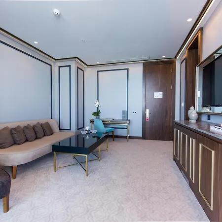 Ramada Plaza & 5*