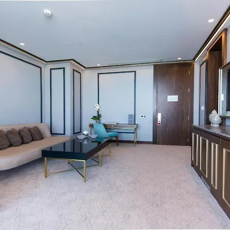 Szálloda Ramada Plaza & 5*